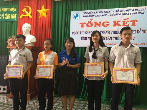 Hình 2Đồng chí Vũ Thị Thùy Trang-Phó Bí thư Thường trực tỉnh Đoàn trao giải cho các giải pháp đạt giải
